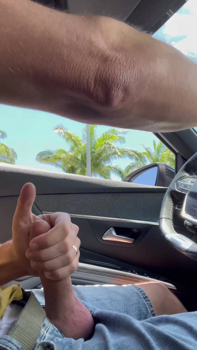 BeENJoY - Gleda me dok ulazi u svoj auto. Pogledala je nekoliko puta prije nego što je napustila parkiralište | Isječak 1