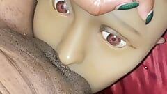 Horny Ebony MILF broie un gros clitoris palpitant sur le visage d'une poupée sexuelle (vidéo complète sur onlyfans Thecakefreak)