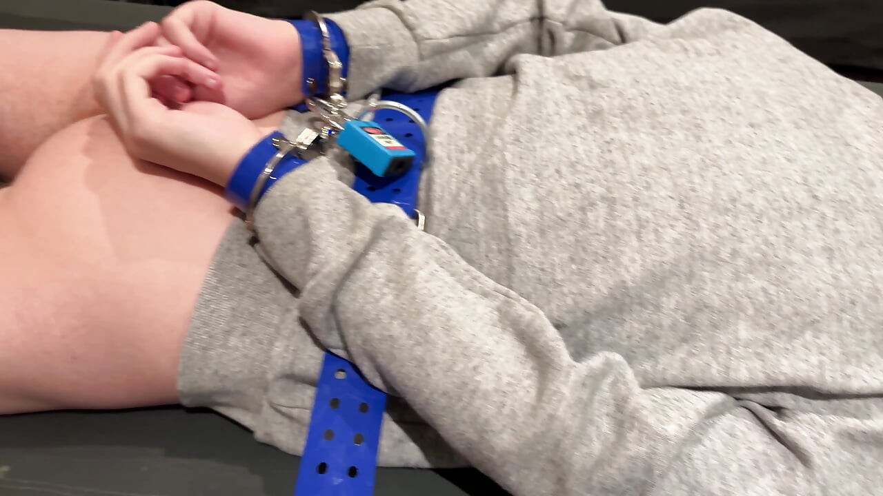 Twink amarrado, de rosto para baixo, anal e soando