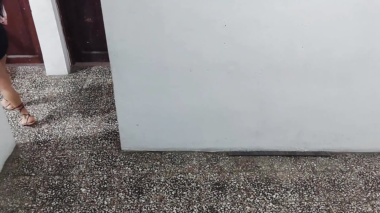 शौकिया - मैं डिलीवरी वाले आदमी का बड़ा लंड हर तरह से लूंगा! - चुदाई में दर्द होता है!