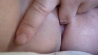 Meine Freundin Yana spielt mit ihrem Finger in den Arsch, MILF