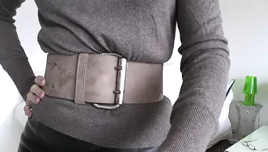 Pas pakai ikat pinggang di ruang tamu, bagian 2, lady victoria valente