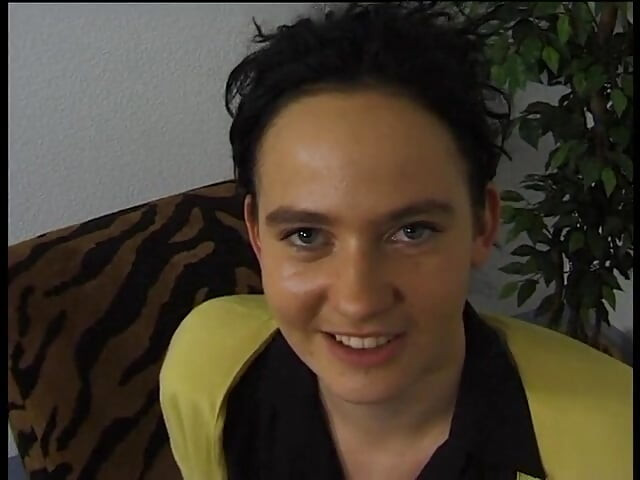 Cycata laska brunetka zostaje wyruchana w casting