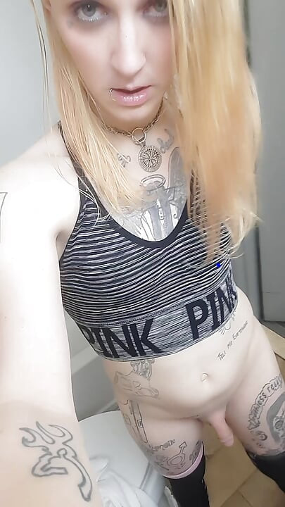 Trans djevojka isprazni kondom s lica i jebe svoj dildo