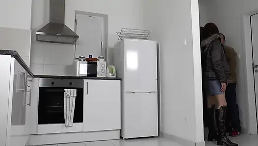 Küçük doğal göğüslü ve koyu saçlı olgun bir sürtükle Alman seksi amını açıyor