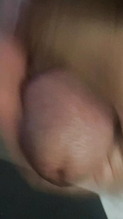 In the bathroom, there was a cock that was getting an erection, only knowing how to endure it, not having to do it