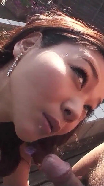 Detik tidak dapat dilupakan dari "Si matang Jepun kaya menggoda pemandunya untuk blowjob menelan cepat"