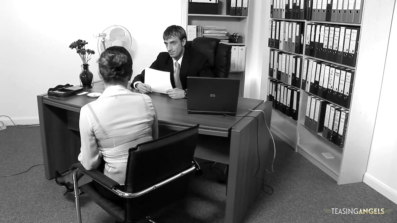 Morena sexy obtiene su coño comido y follado en la oficina