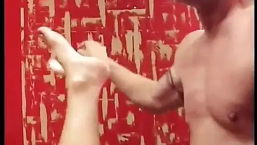 Hübsche schwanzlutschende hure, wie eine cheerleaderin gekleidet, wird mit schwanz gestopft