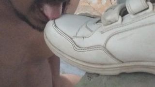 Lambendo os sapatos do meu amigo