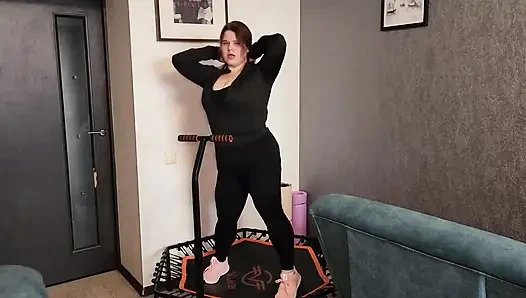 Heiße mollige stiefmutter in engen leggingsauf bekommt einen harten schwanz in mund und muschi