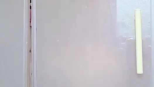 Bersembunyi di kamar mandi......