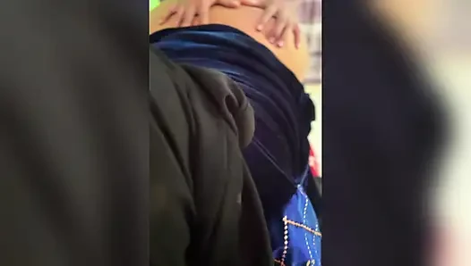 Mısırlı büyük götlü güzel ateşli üvey kız kardeş büyük götünü açıyor sadece sonra üvey erkek kardeşi odasına giriyor ve büyük götünü sikiyor