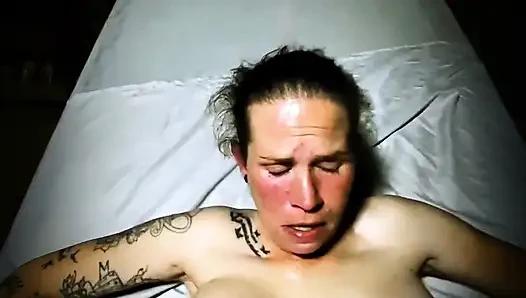 İri göğüslü orta yaşlı seksi kadın masaj sırasında azıyor ve sert sikiliyor