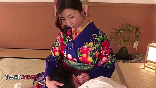 Ayumi shinoda sizzles kimono'da ağzı açık sakso performansı canlı kamerada