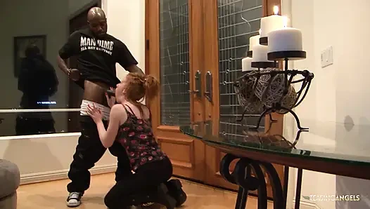 Рыжая тинка сосет большой черный член и получает хардкорную проникновение