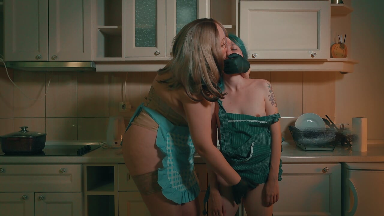Ferme ta gueule et prends-le - Belle-mère bâillonne sa belle-fille maigre dans la cuisine