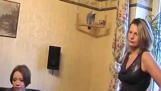 Çoraplı sarışın Alman kızlar yatak odasında lezbiyen eğlencesi yaşıyor