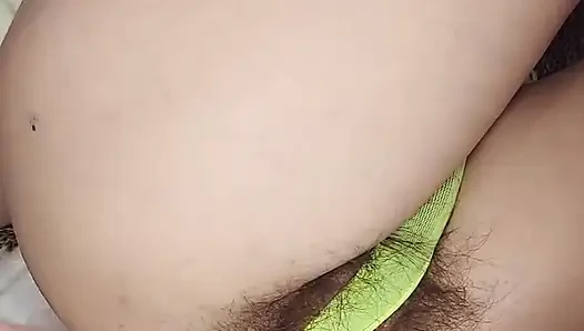 Ich habe eine klitoris unter langen haaren und großen lippen an einer haarigen muschi gefunden