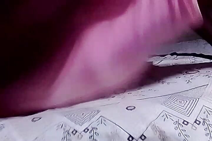 Papi si cewek hot dengan celana dalam merah muda