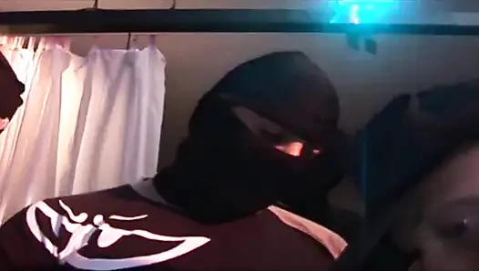 Olgun hatunlar vahşi kulüpte grup sekste parmaklanıyor ve emiyor