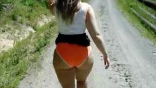 Оранжевая задница в бикини - хождение