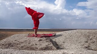 على قمة تل مع العلم الأحمر