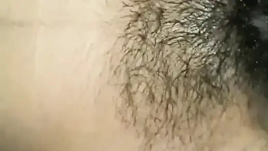 Hintli ateşli kız banyo yapıyor ve kendini parmaklıyor