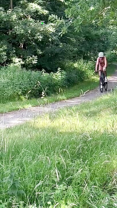 Goală pe Racing Bike