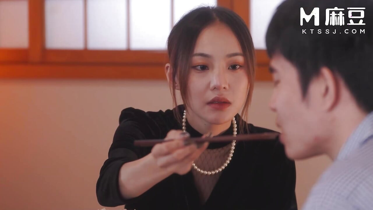 Modelmedia asia - yaşlı üvey erkek kardeş kocasını yarağıyla kaybeden dul kadını teselli etti