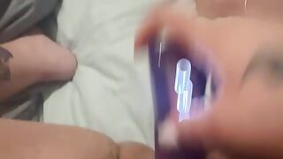 Толстушка мастурбирует фиолетовым дилдо до кончания