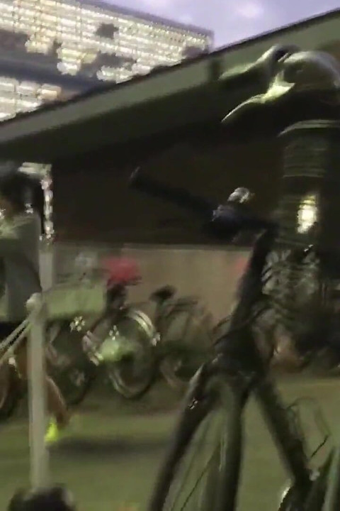 בחורה חזה גדול ממועדון טניס חזק לוקחת על עצמה עבודה סודית במשרה חלקית. היא מקבלת עיסוי לשדיים הענקיים שלה