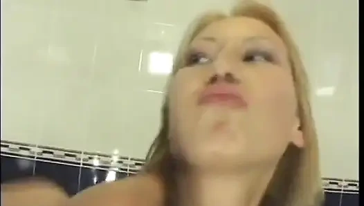 Gadis remaja imut rambut pirang dengan toket kecil teyra suka muncrat berkali-kali saat pacarnya ngentot memeknya