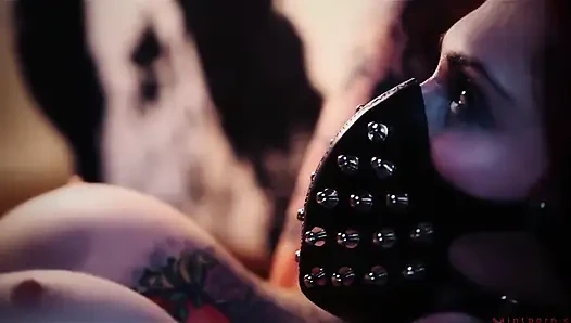 Tallulah tease dövmesine döl alıyor