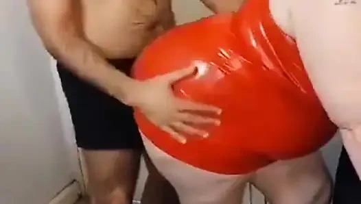 Große Vollbusige Dame in Rot