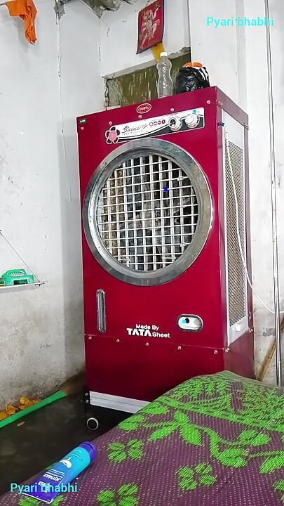 Dikke kont geneukt, nadat ze de hele pik in de kont uit de, begon te schreeuwen in het Hindi-audio op zijn hondjes.