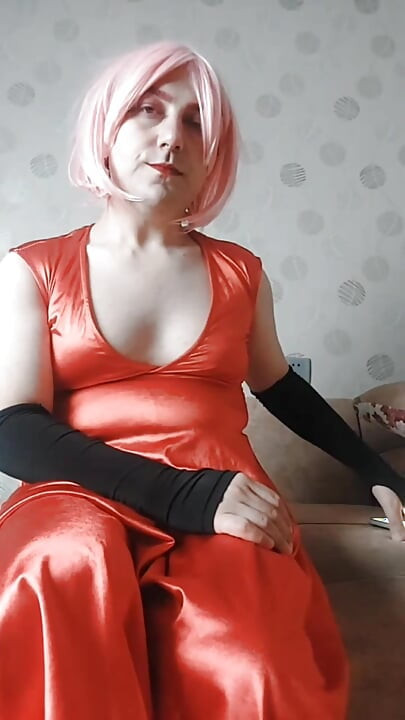 Femboy blanco guapo con vestido largo rojo