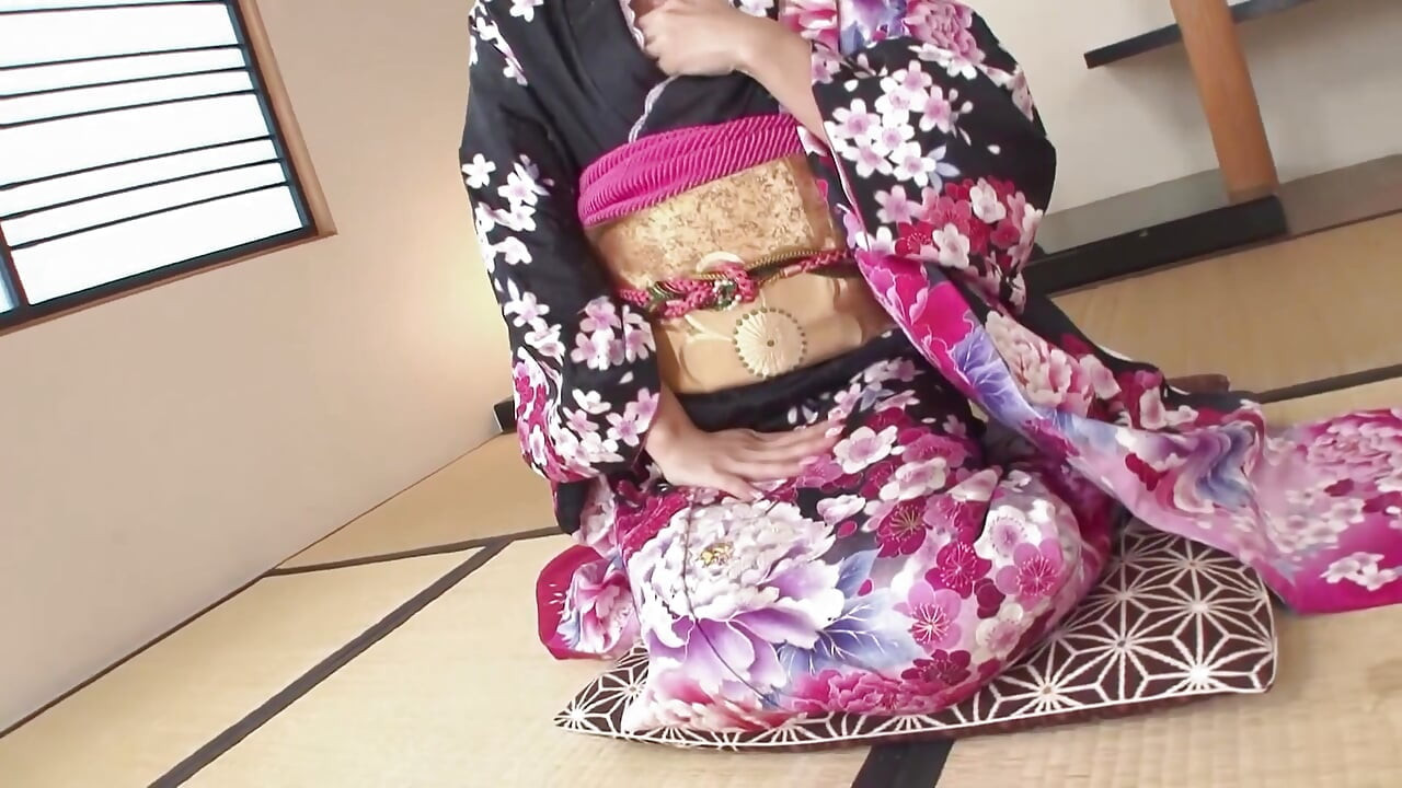 性感的日本宝贝在激情性爱后让她毛茸茸的屄被男朋友的精液填满