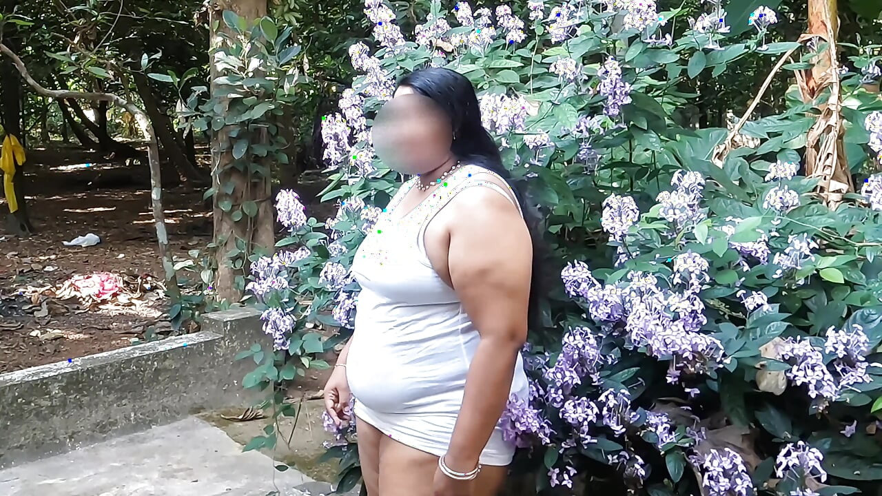Schönes desi-mädchen macht sich draußen im garten nackt