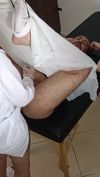 "절차전문의는 환자의 엉덩이로 원하는 대로 하는" 순간을 공유해야 합니다.