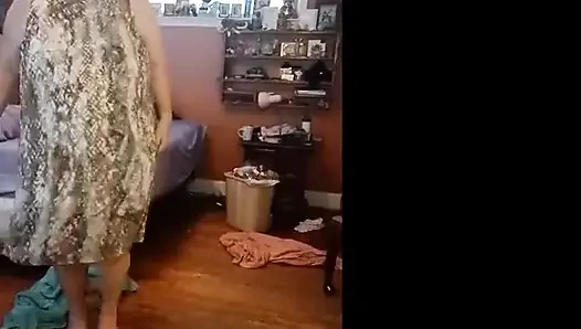 Çıplak kabarık baskılı elbiseyle giyinme