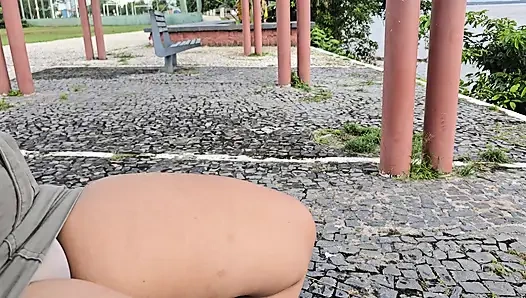 Pantat bahenol cewek nakal ini dientot habis-habisan sampai dicrot di dalam