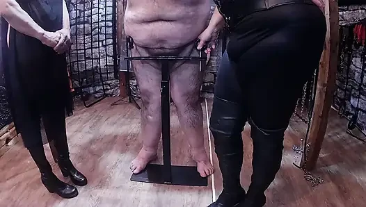 Bagian 1: - domina satana menghukum booboo dengan klem cbt dengan blackberrymilf