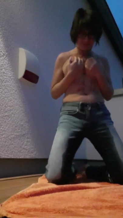 Milf squirts jeans wett | Clip 1
