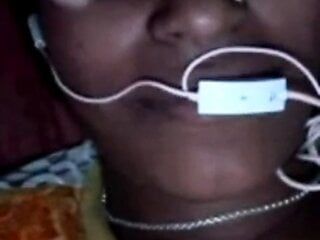 Fată indiancă care își arată țâțele în apel video cu iubitul
