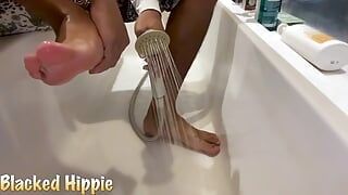 Mijn voeten wassen onder de douche en per ongeluk pik tonen