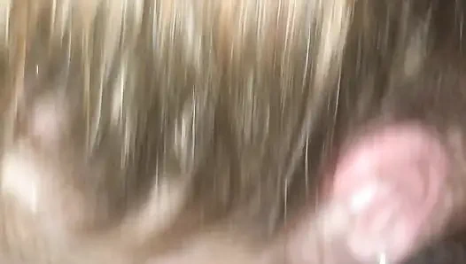 Рыжая падчерица глубоко заглатывает член папочки и глотает его порцию спермы