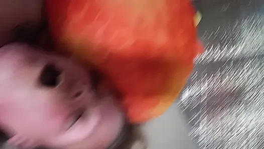 Istri super semok ini lagi asik seks anal sama mainan seks favoritnya