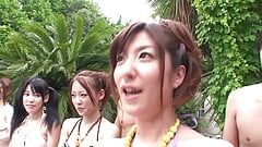 जापानी रंडी पूल के पास लंड चूसने के बाद चुदाई का मजा लेती है