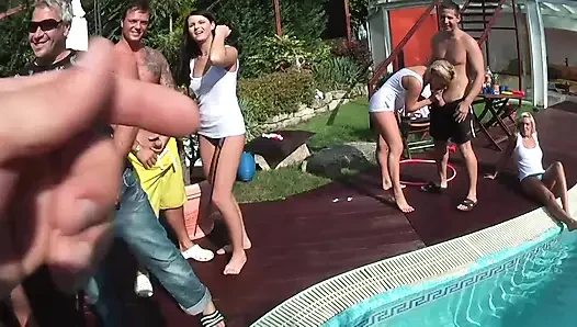Pool-party voller lutschen, dreierfick und gruppenfick
